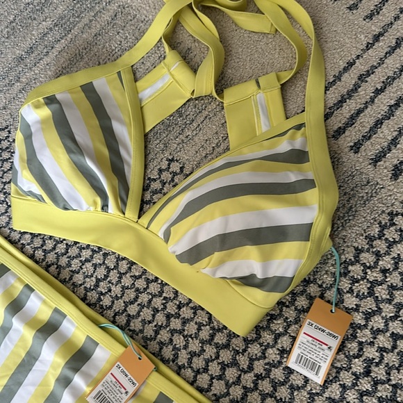 NWT two piece *Plus* - Picture 2 of 3